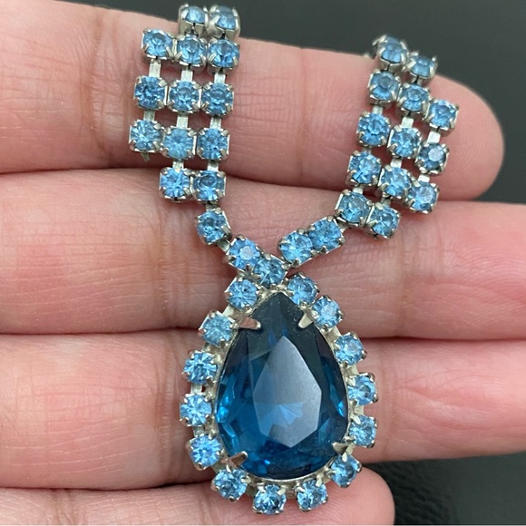 Vintage Unsigned Juliana? Blue Teardrop Pendant Rhinestone Silver Tone Necklace - Picture 8 of 13